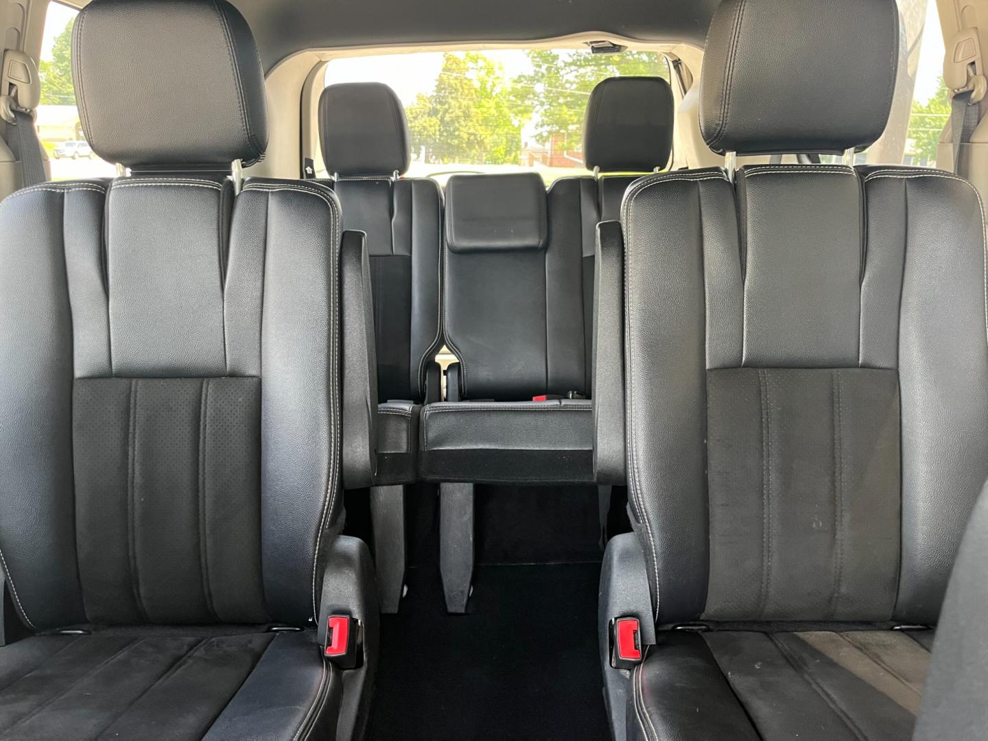 2019 Billet Clear Coat Dodge Grand Caravan SXT (2C4RDGCGXKR) with an 3.6L V6 DOHC 24V engine, 6-Speed Automatic transmission, located at 1633 W Kimberly, Davenport, IA, 52806, (563) 323-5341, 41.559456, -90.598732 - Photo#9